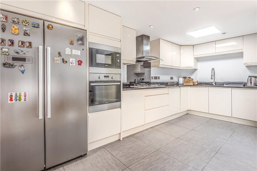 House in Slough, Farnham Royal - View 3