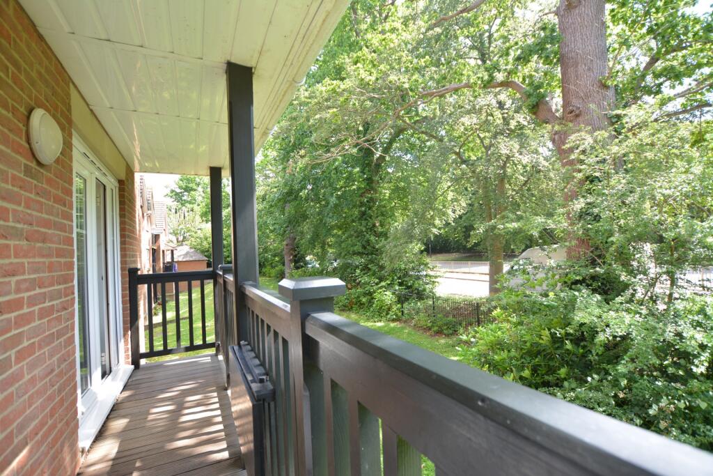 Worth Park Avenue, Three Bridges, RH10 photo 4