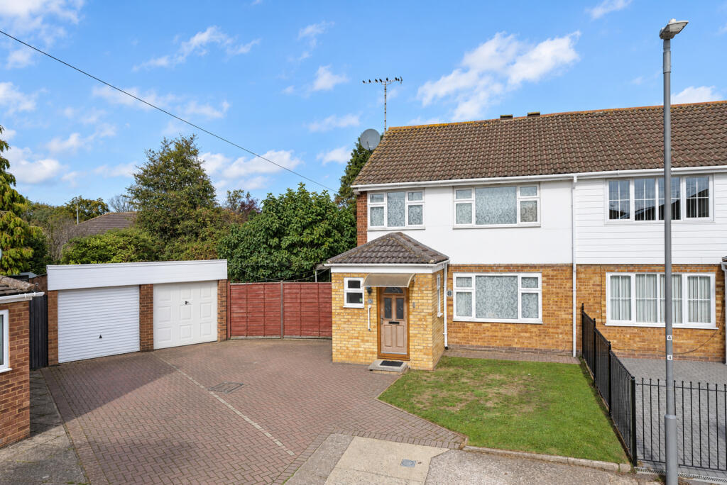 3-bed semi-detached on Mowbray Road, Aylesbury, Bucks. HP20 2DQ, £375,000