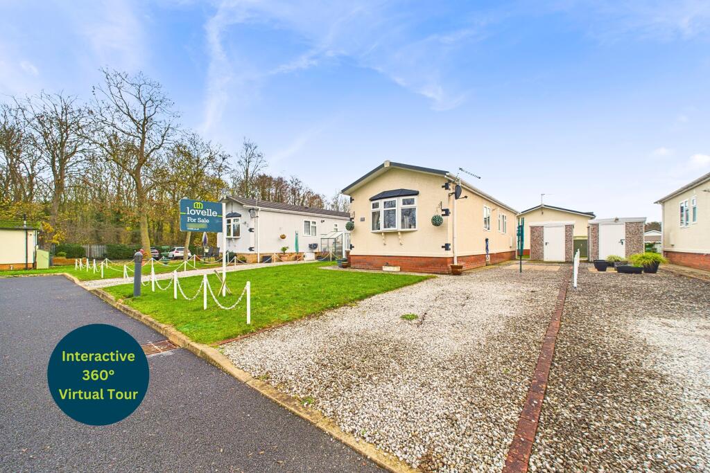 2-bed caravan on Barton Broads Park, Maltkiln R, Barton-upon-Humber, North Lincolnshire, DN18, £85,000