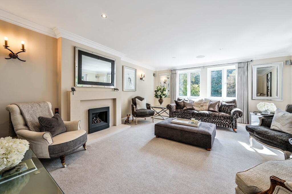 5-bed flat on St Nicholas Crescent, Pyrford, Woking, Surrey, GU22, £975,000