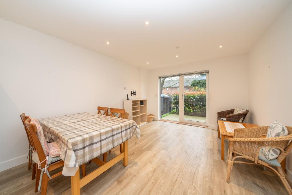 Apartment in Dacorum, Hertfordshire - View 3