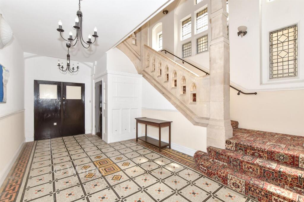 Apartment in Dover, Tower Hamlets - View 3