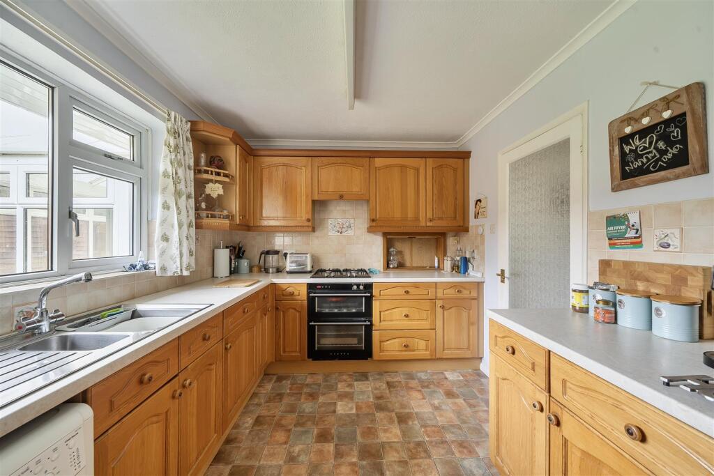 Fosseway Close, Axminster, Devon photo 2