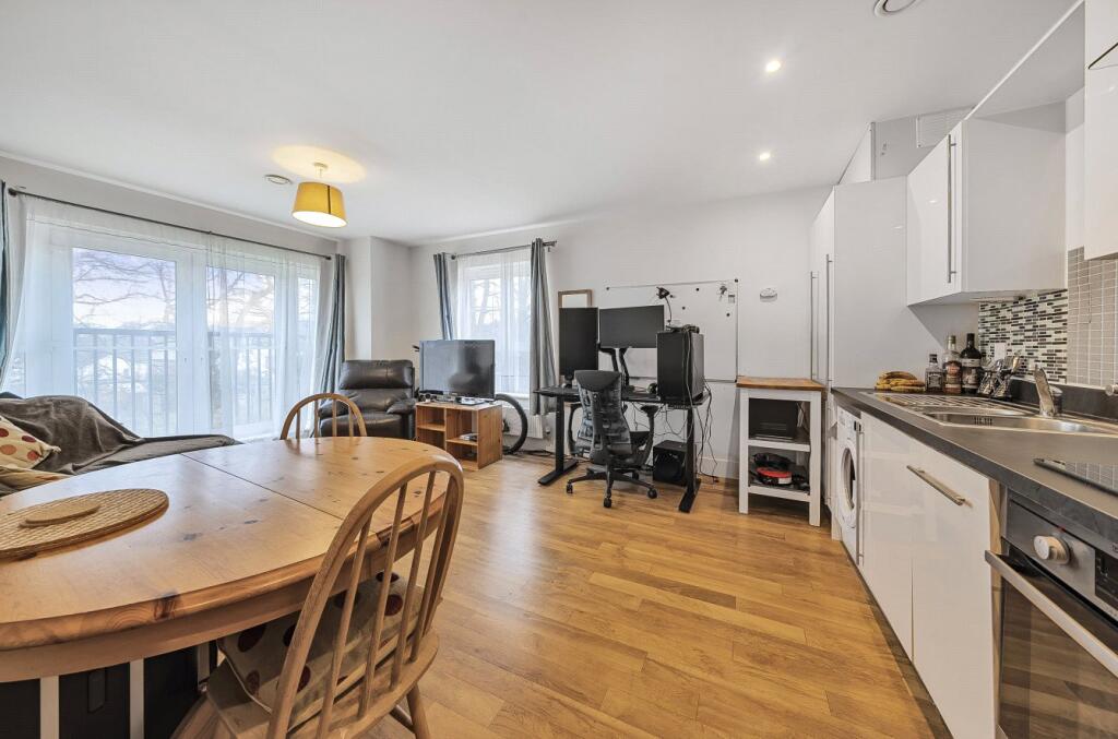 Apartment in Guildford, Surrey - View 3