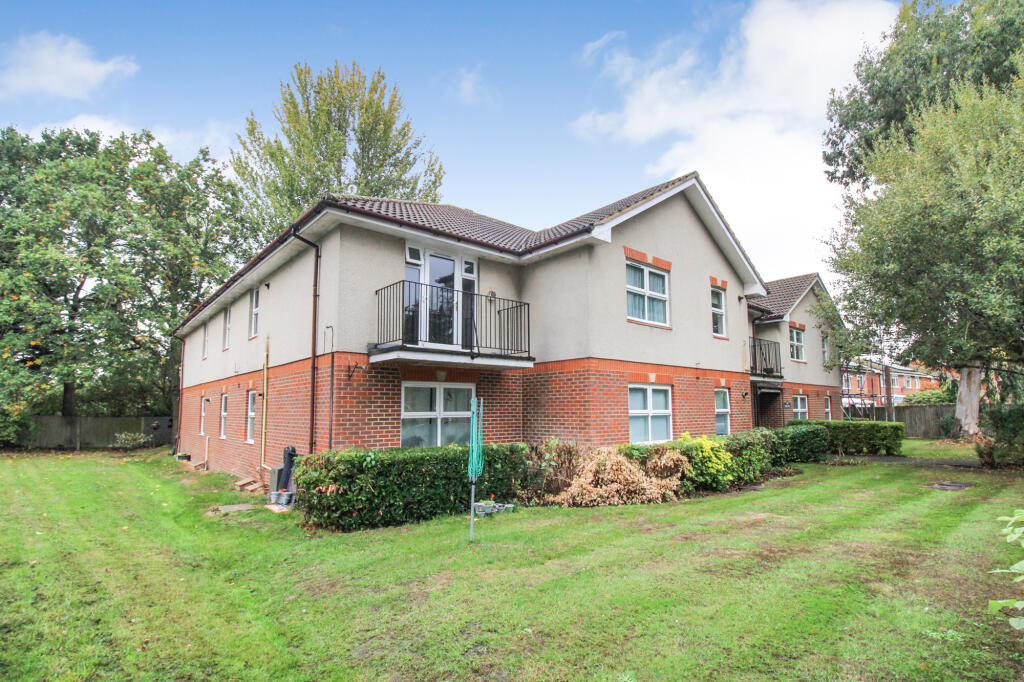2-bed flat on Vienna Court, Farnborough, Farnborough , GU14, £230,000