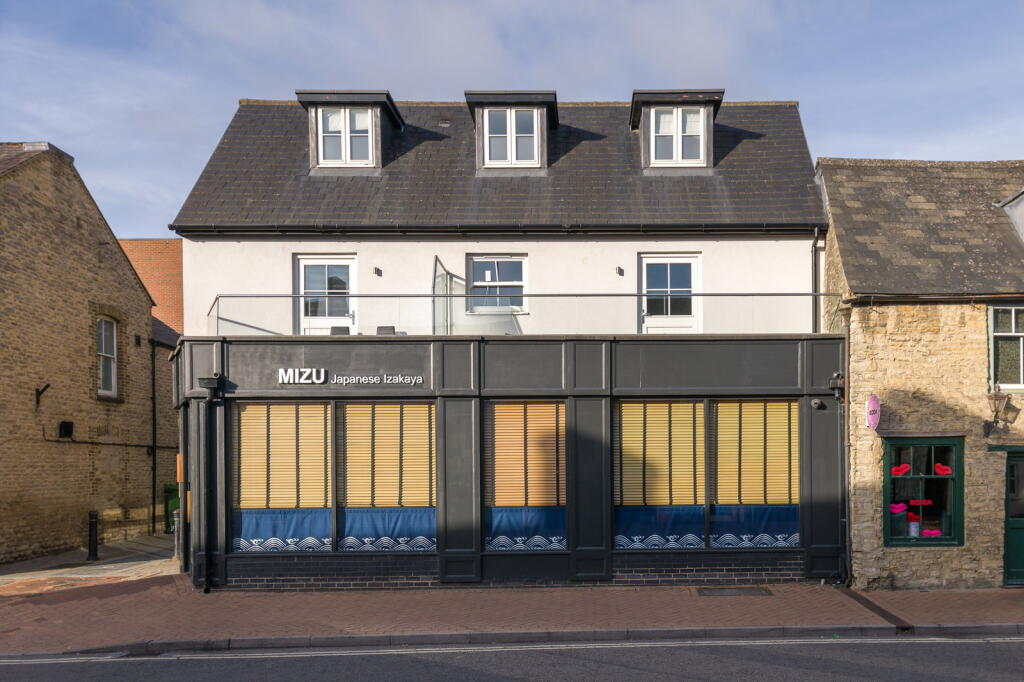 3-bed flat on Wesley Lane,Bicester,OX26 6JU, £300,000