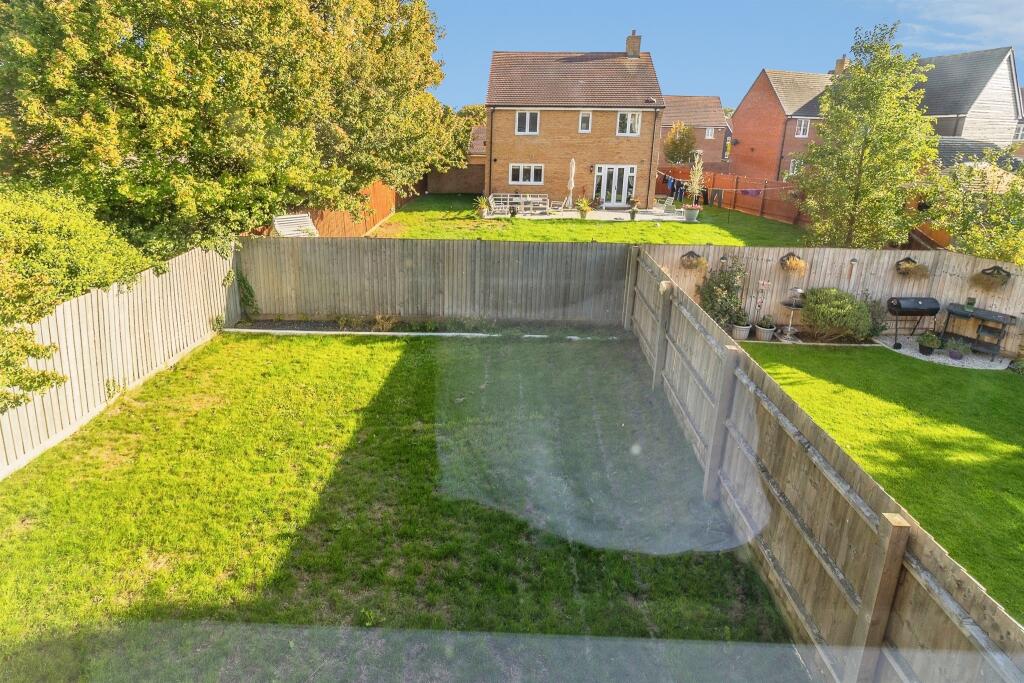 House in Houghton Regis, Central Bedfordshire - More