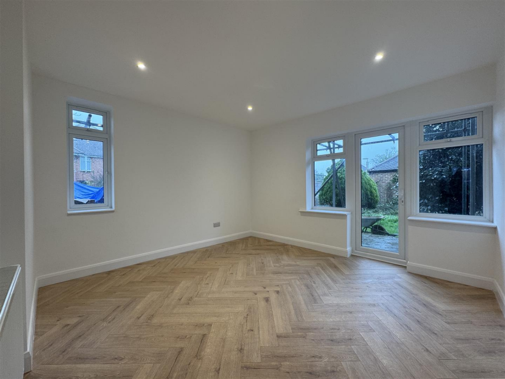 Douglas Close, Worthing, BN11 5LF photo 5