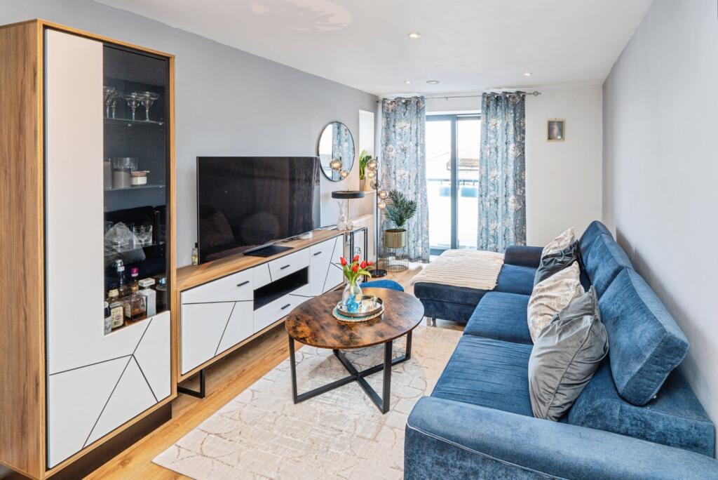 Apartment in Runnymede, Addlestone - View 3