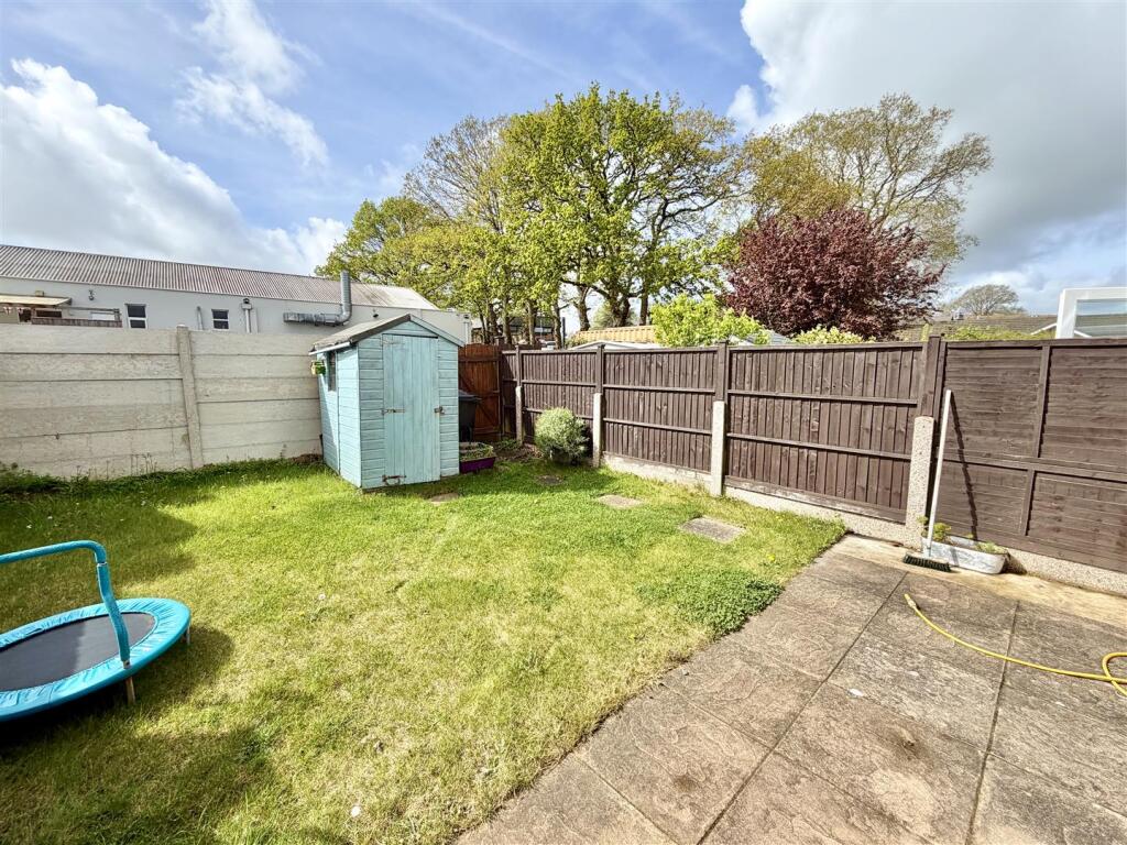 Ballam Close, Upton photo 2