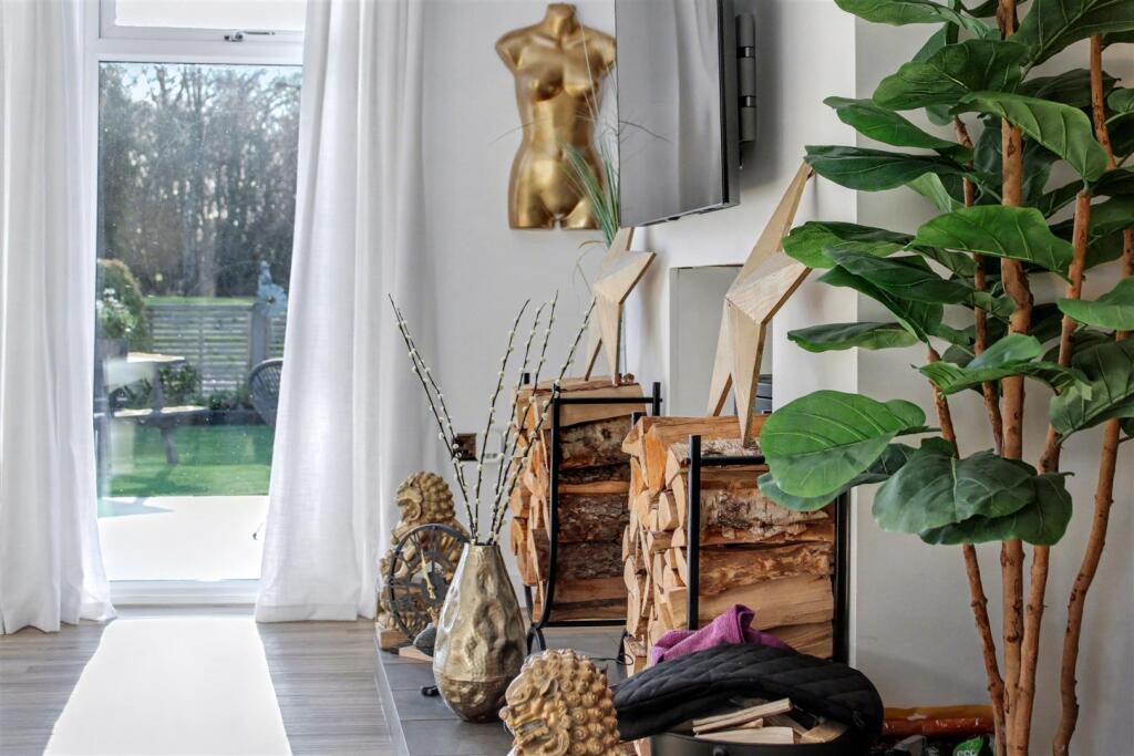 Stunning Contemporary Refurbished Bungalow at Parkhill, Middleton photo 3