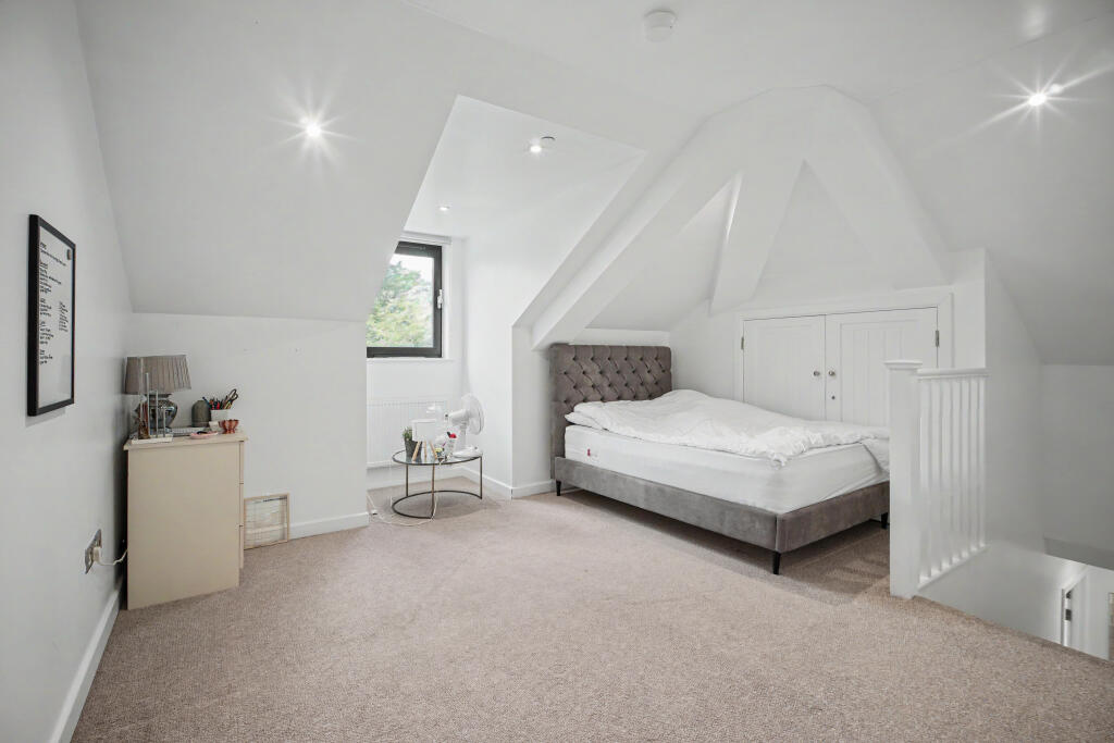 Apartment in Kingston upon Thames - View 4