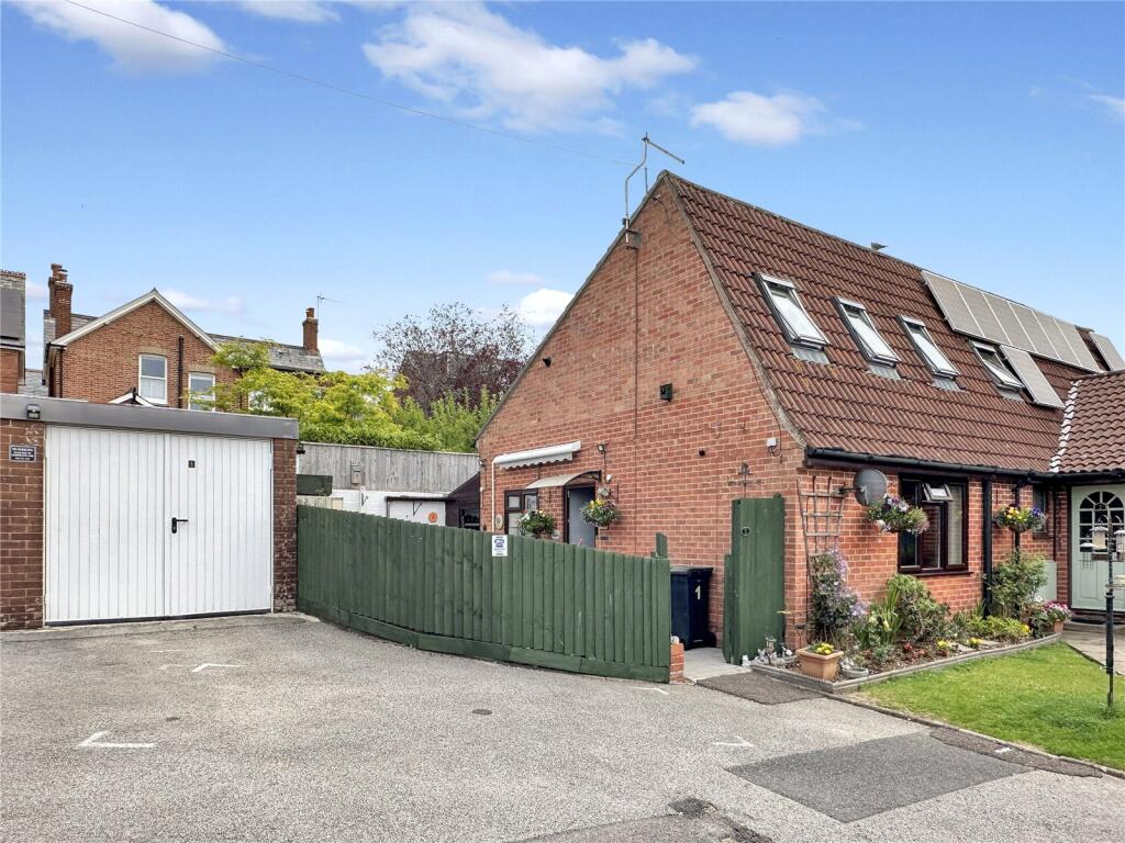 2-bed house on Princess Court, Queens Road, Blandford Forum, Dorset, DT11, £265,000