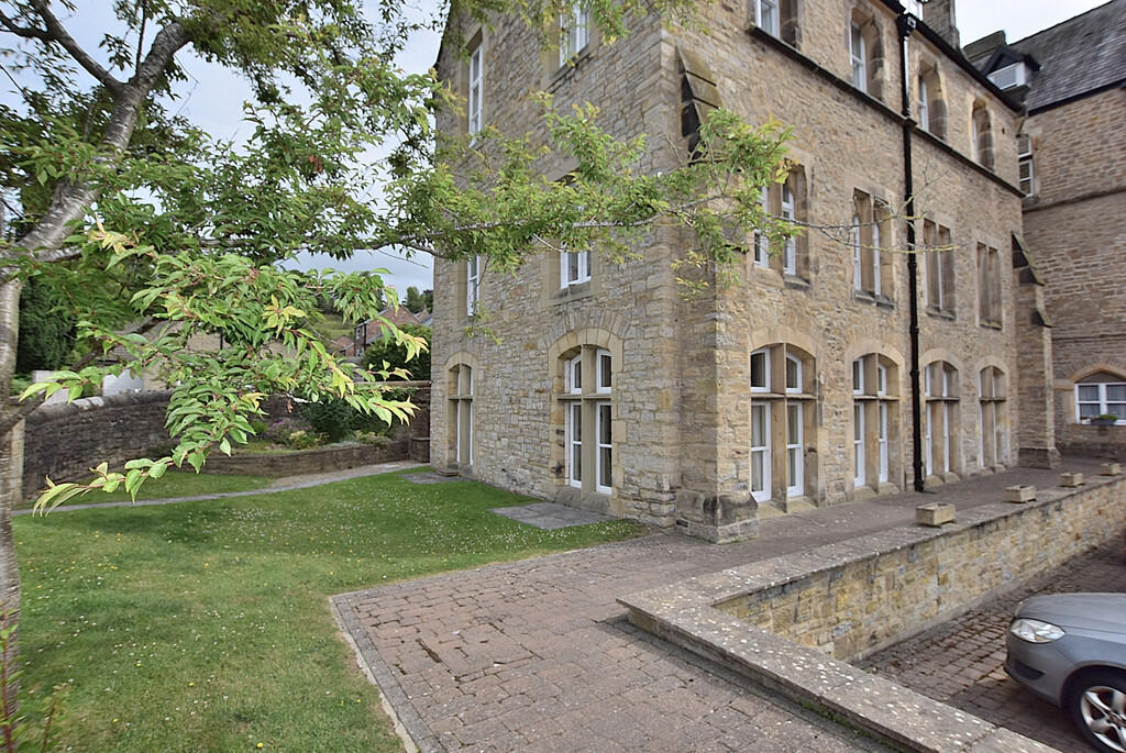 2-bed flat on Reeth Road, Richmond, £225,000
