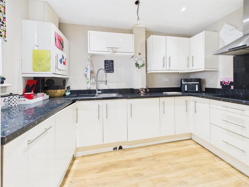 Combe Road, Tilehurst, Reading photo 2