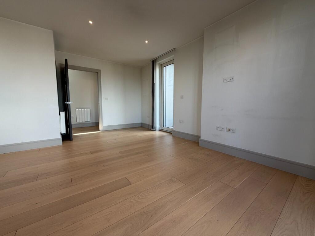 Apartment in London, Metro Industrial Centre, Spring Grove - View 5
