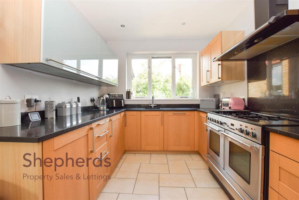 House in Broxbourne, Hertfordshire - More