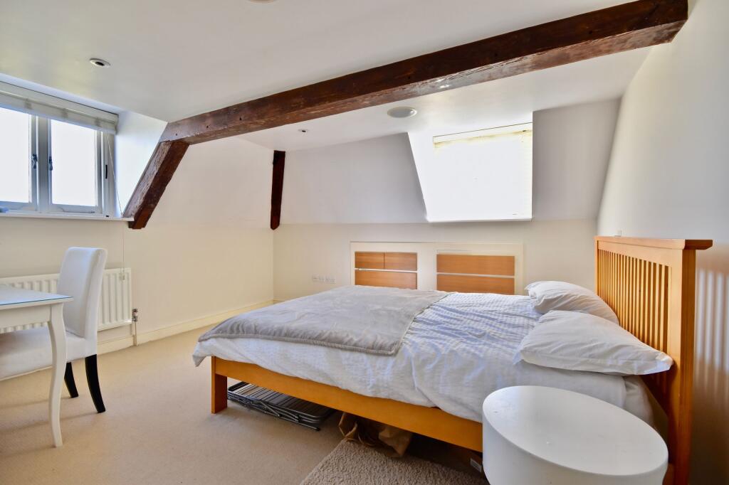 Apartment in Kingston upon Thames - More