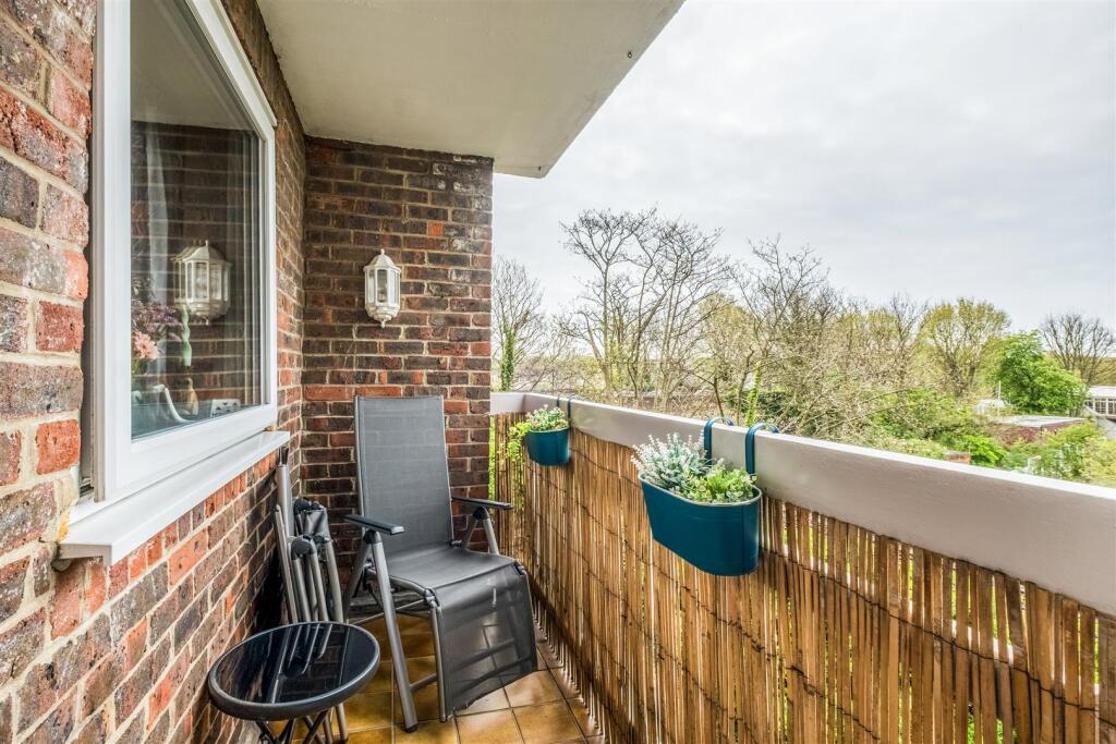 Apartment in Hove, Brunswick - View 4