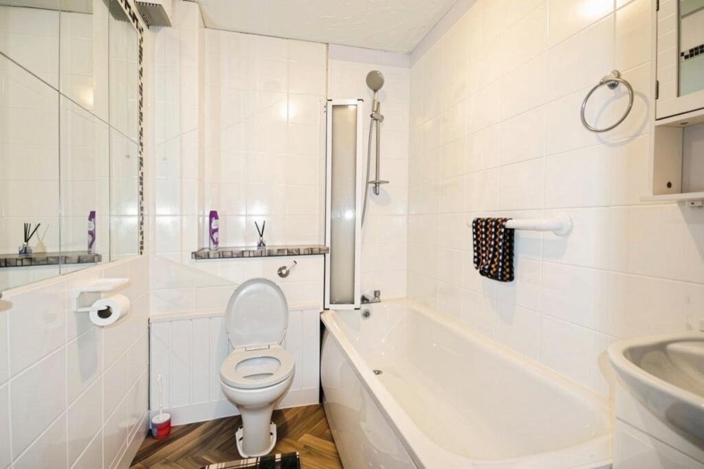 Apartment in Watford, Holywell Estate - View 5