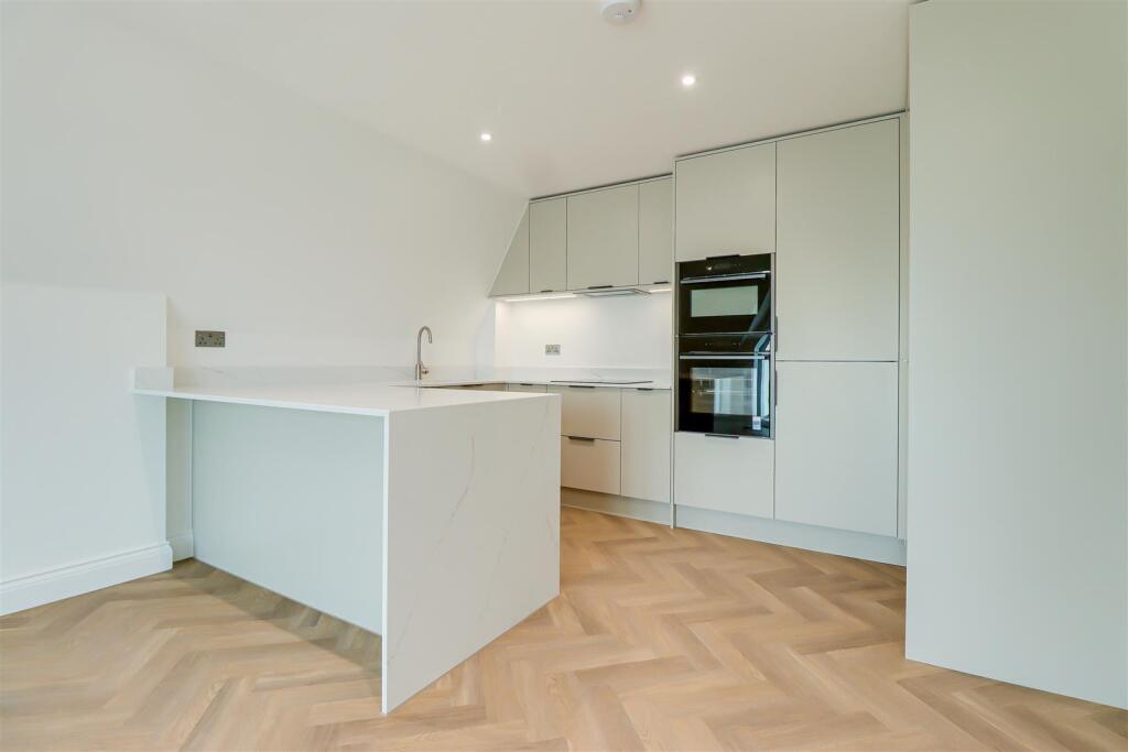 Apartment in Southend-on-Sea - More