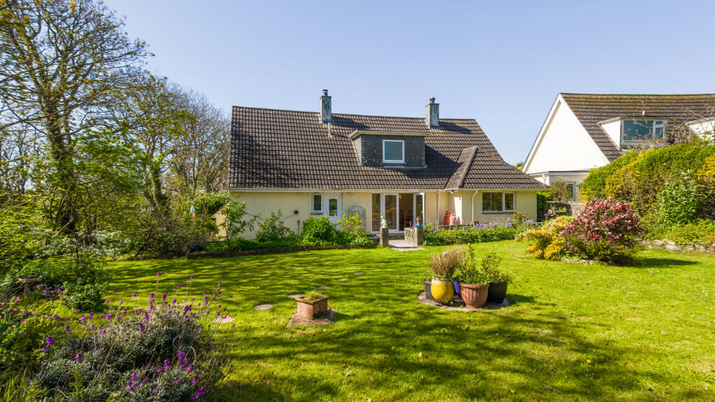 5-bed detached on Glenmoor Lane, Mullion, Cornwall, £590,000