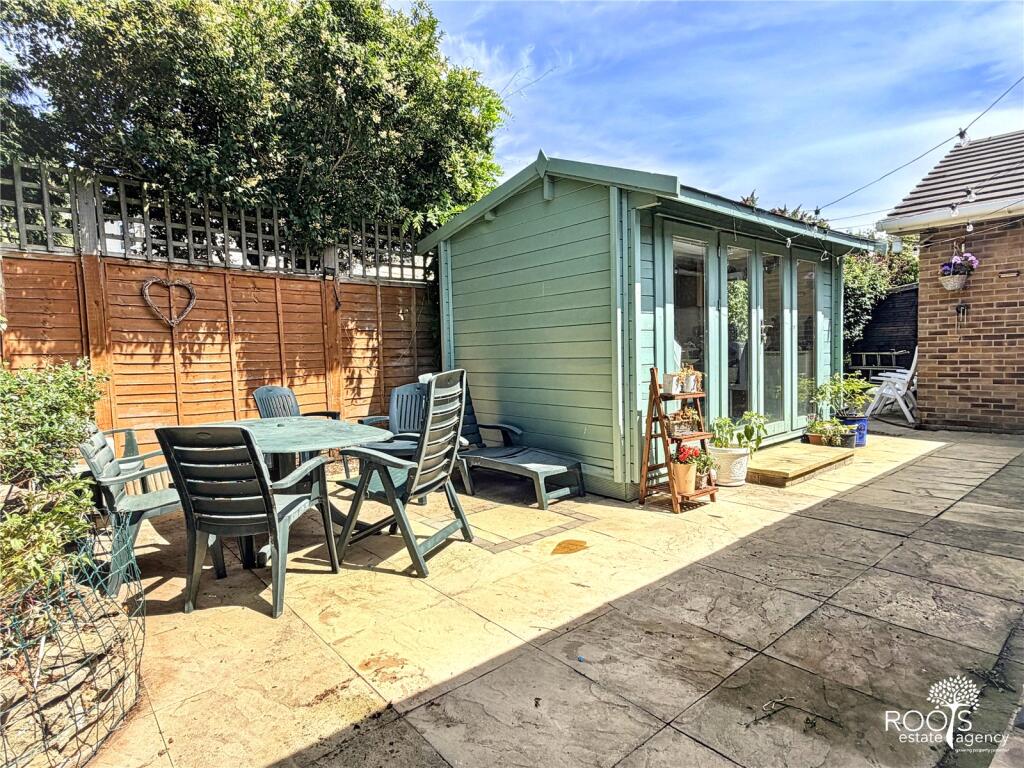 House in Thatcham, West Berkshire - More