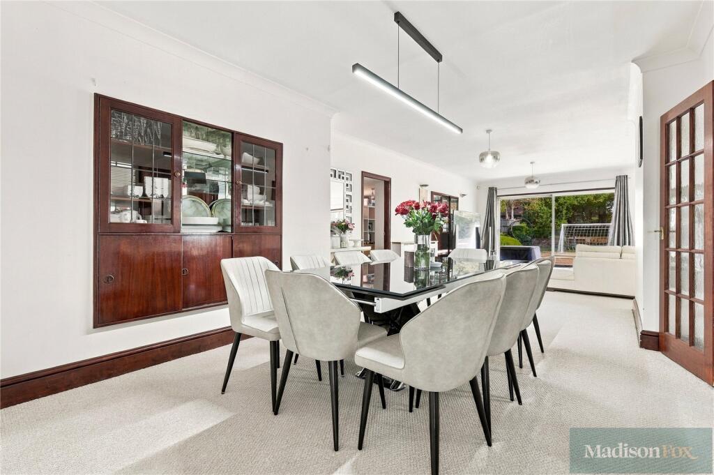 House in Epping Forest, Chigwell - More
