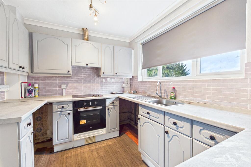 Curling Way, Newbury, Berkshire, RG14 photo 2
