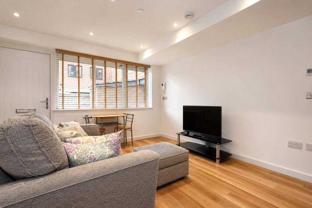 Apartment in Woking, Surrey - View 5