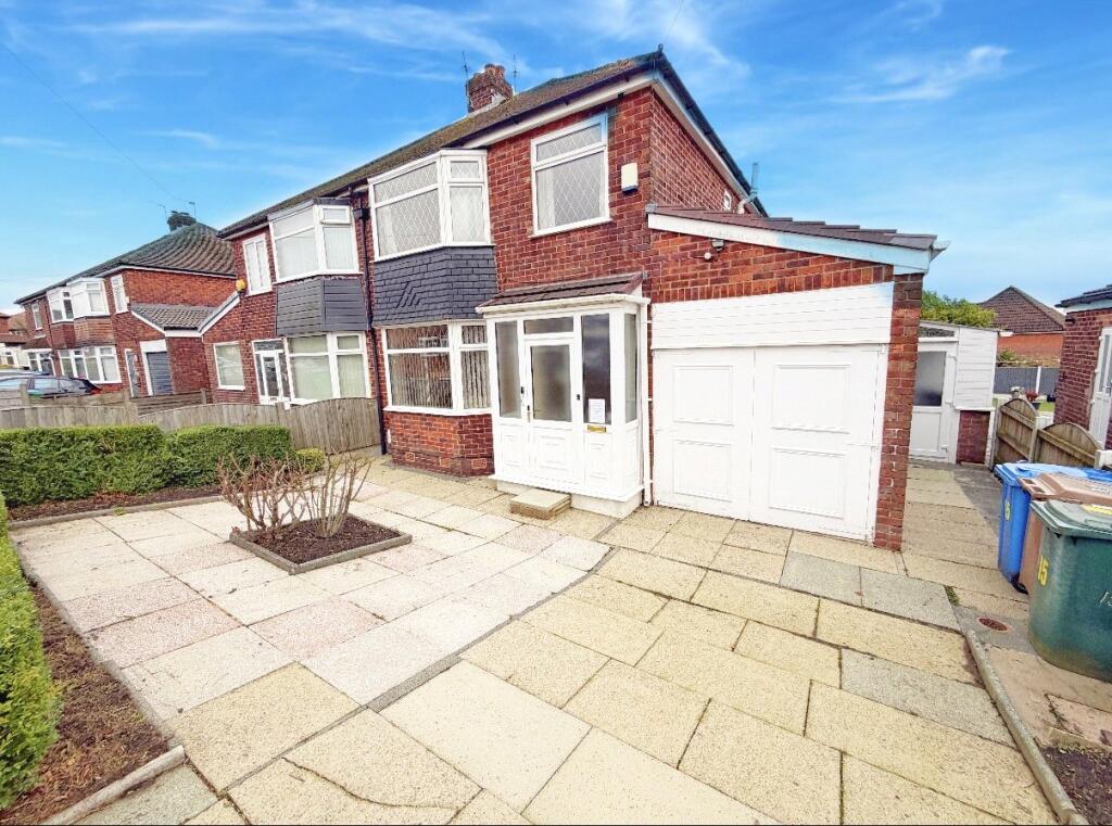 3-bed semi-detached on Broomfield Crescent, Middleton, Manchester, M24, £270,000