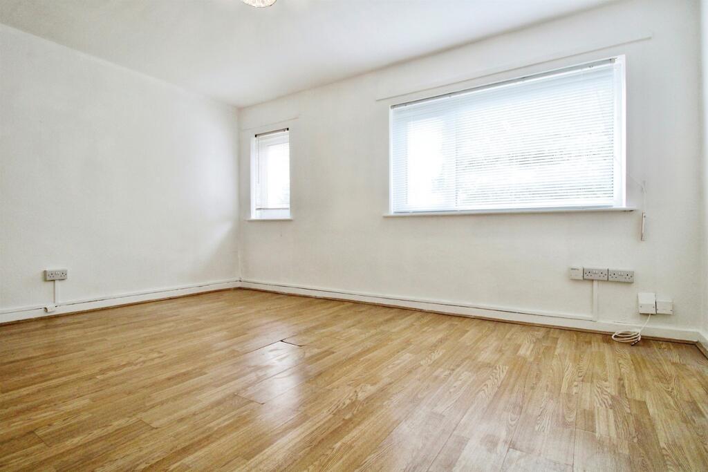 Apartment in Cardiff, Fairwater - View 3