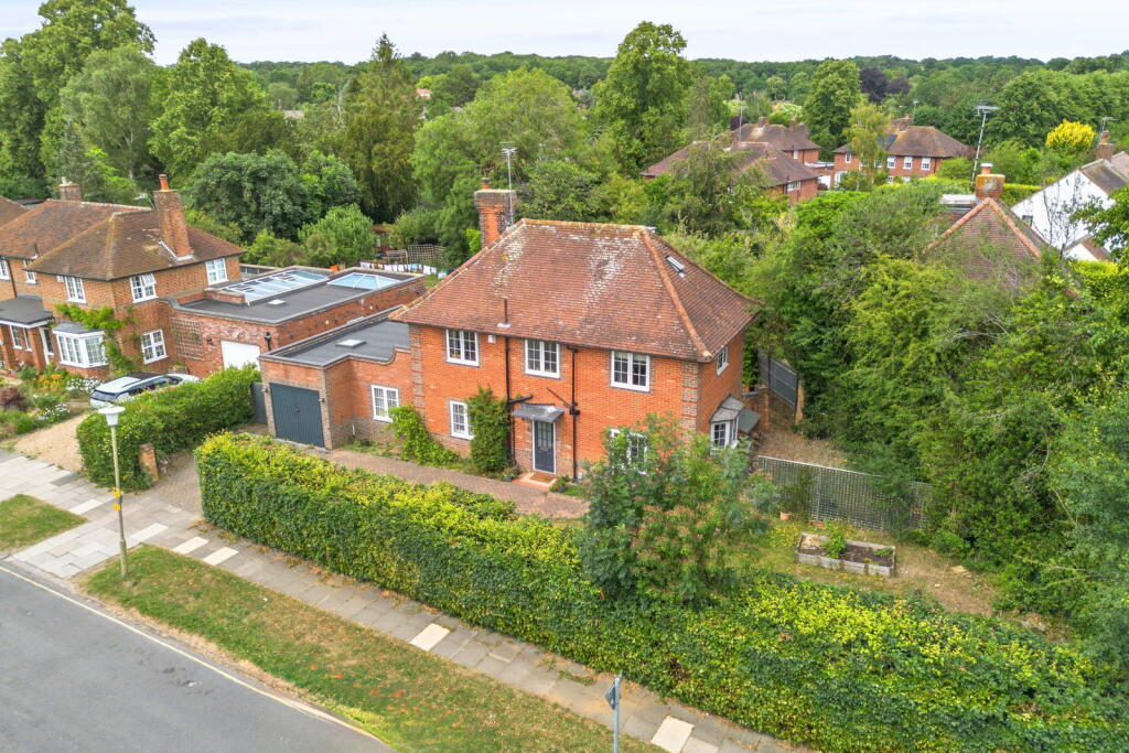 Main image of property: 2 Youngs Rise, Welwyn Garden City, AL8