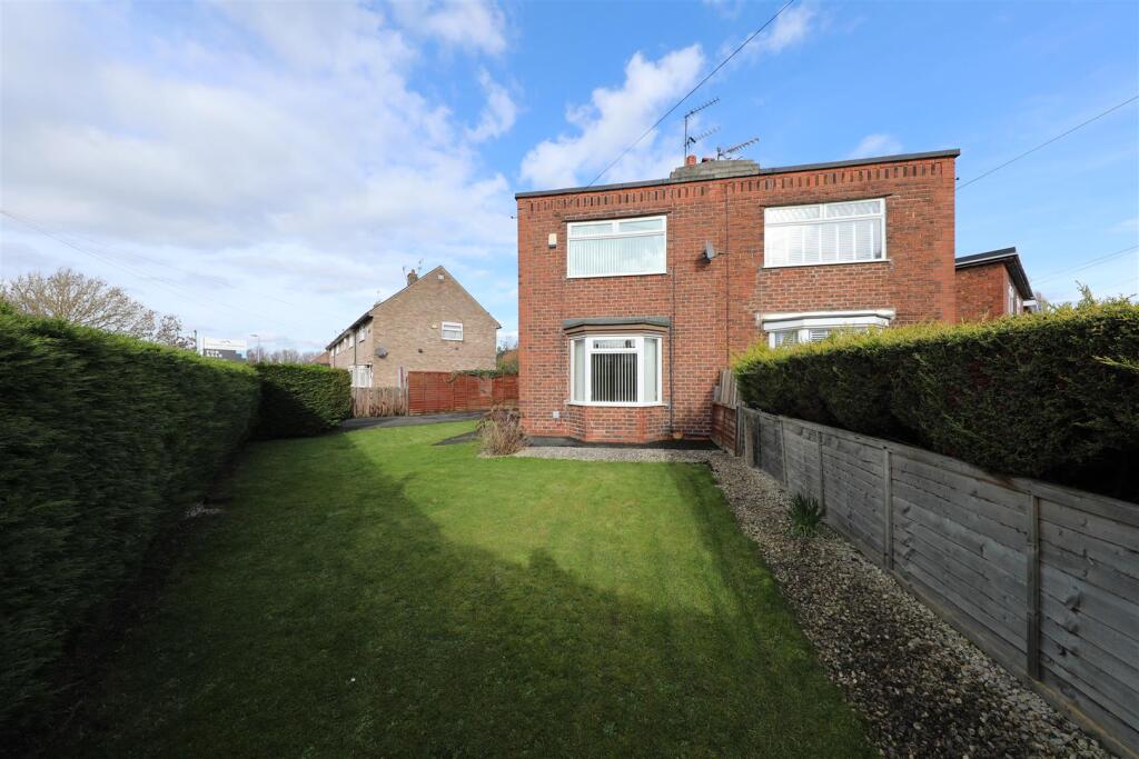 2-bed semi-detached on Fernhill Road, Hull, £100,000