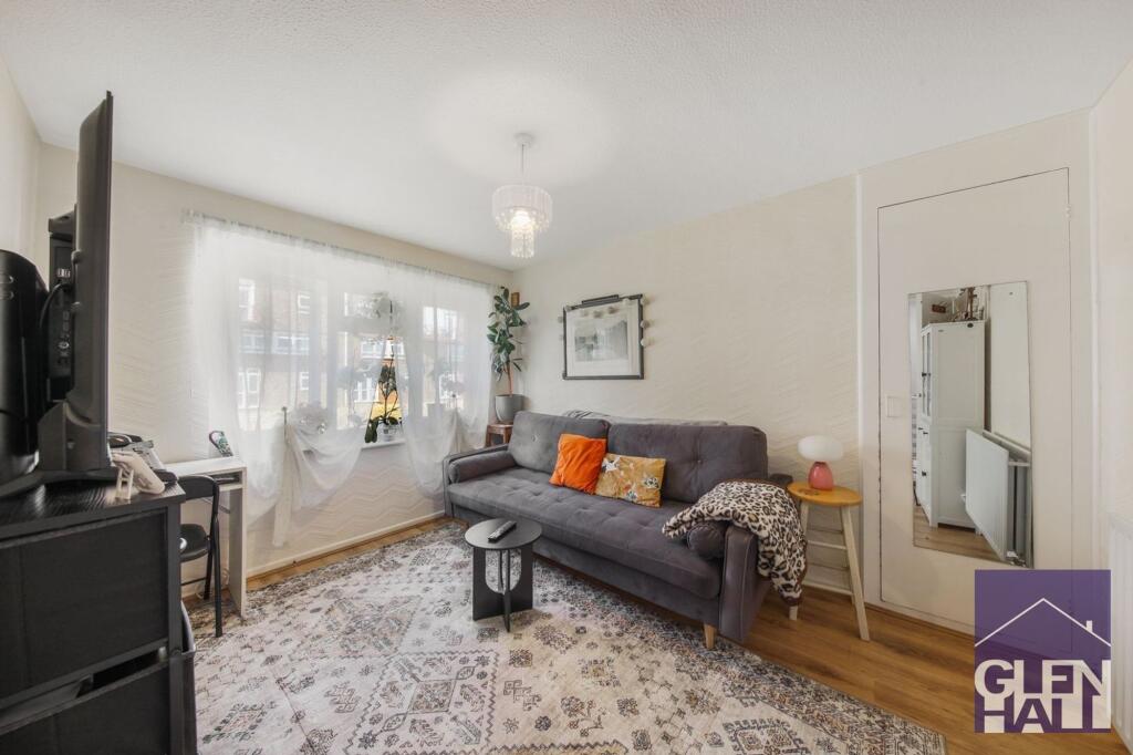 Main image of property: East Crescent, London, N11