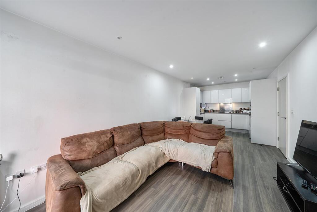 Apartment in Watford - View 3