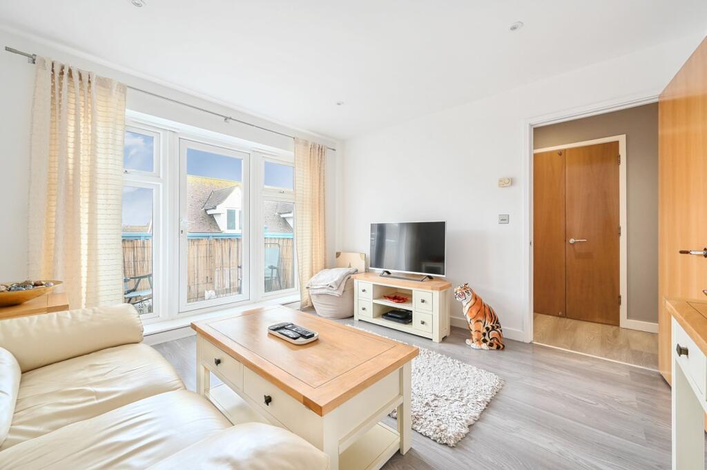 Apartment in Adur, West Sussex - More