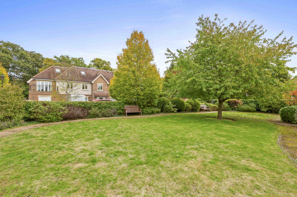 Bisham House, Woodside Gardens, Marlow, Buckinghamshire, SL7 1FQ photo 3