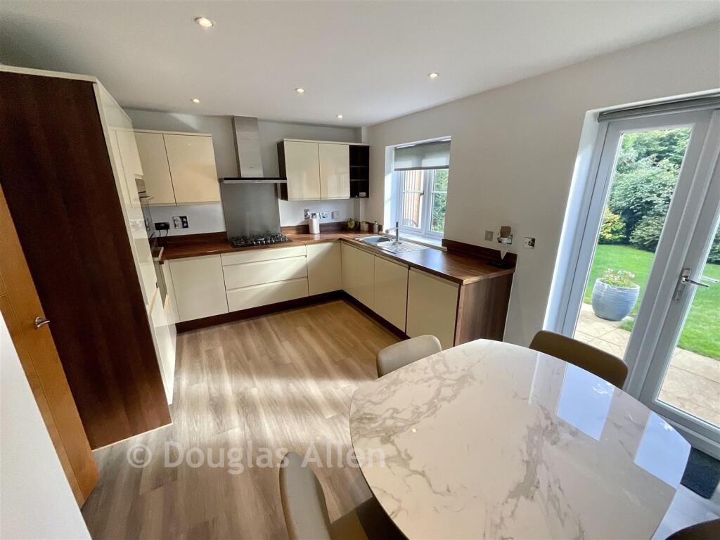 Bell Hill Close, Billericay, Essex photo 3