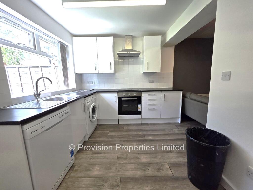 6 bedroom semi-detached house for rent