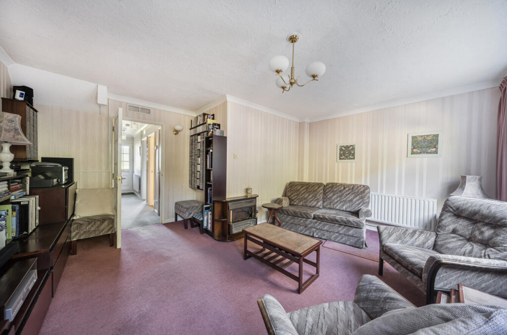 House in Wokingham, Emmbrook - More