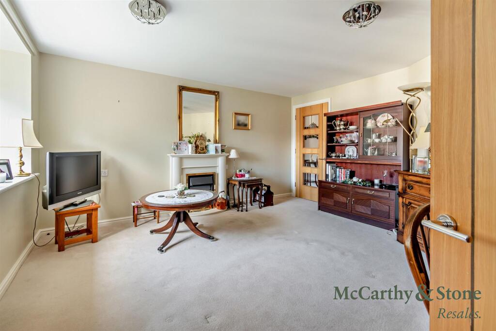 Cherrett Court, Ringwood Road, Ferndown, BH22 9FE photo 3