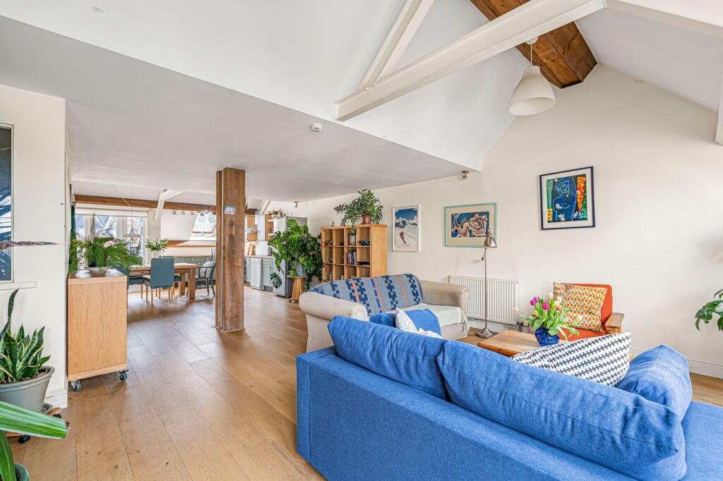 Apartment in Stroud - View 3