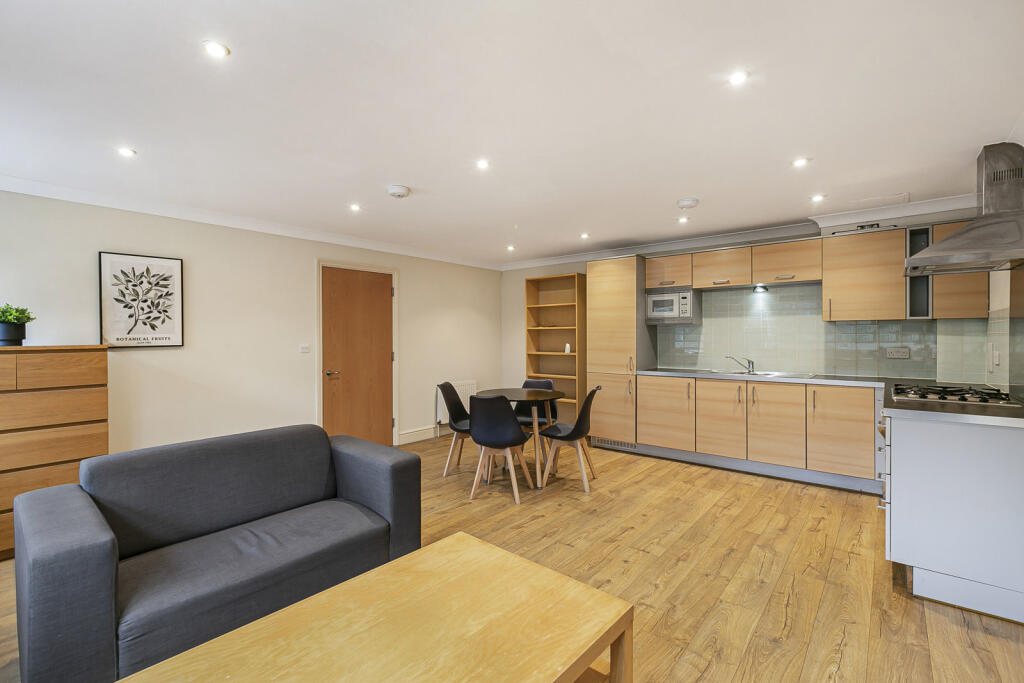 Apartment in Runnymede, Englefield Green - More