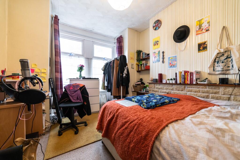 House in Cardiff, Gabalfa - More
