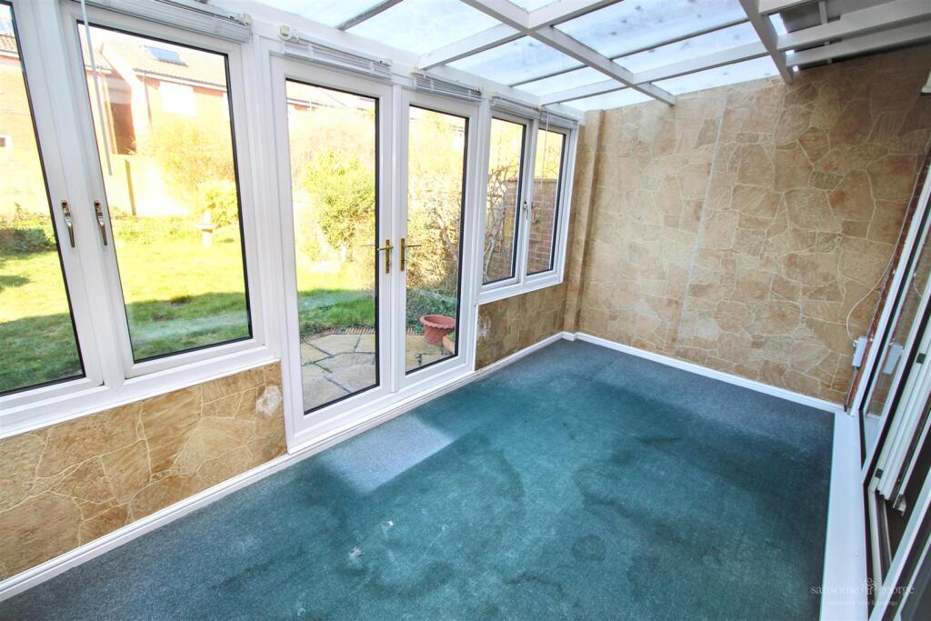 Walnut Way, Tilehurst, Reading – další