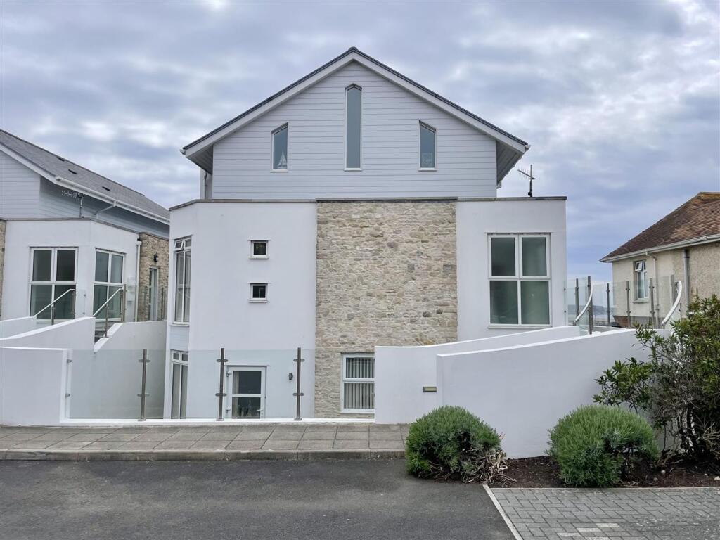 1-bed flat on Buxton Road, Weymouth, DT4, £160,000