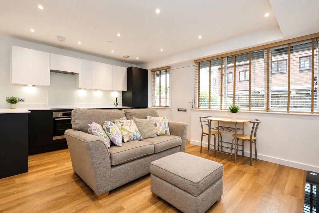Apartment in Woking, Surrey - View 4