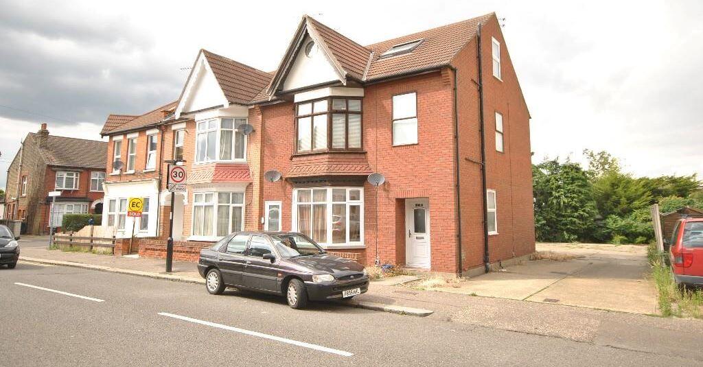Main image of property: Flat 3, 459 Westborough Road, Westcliff on Sea, Essex, SS0 9TJ